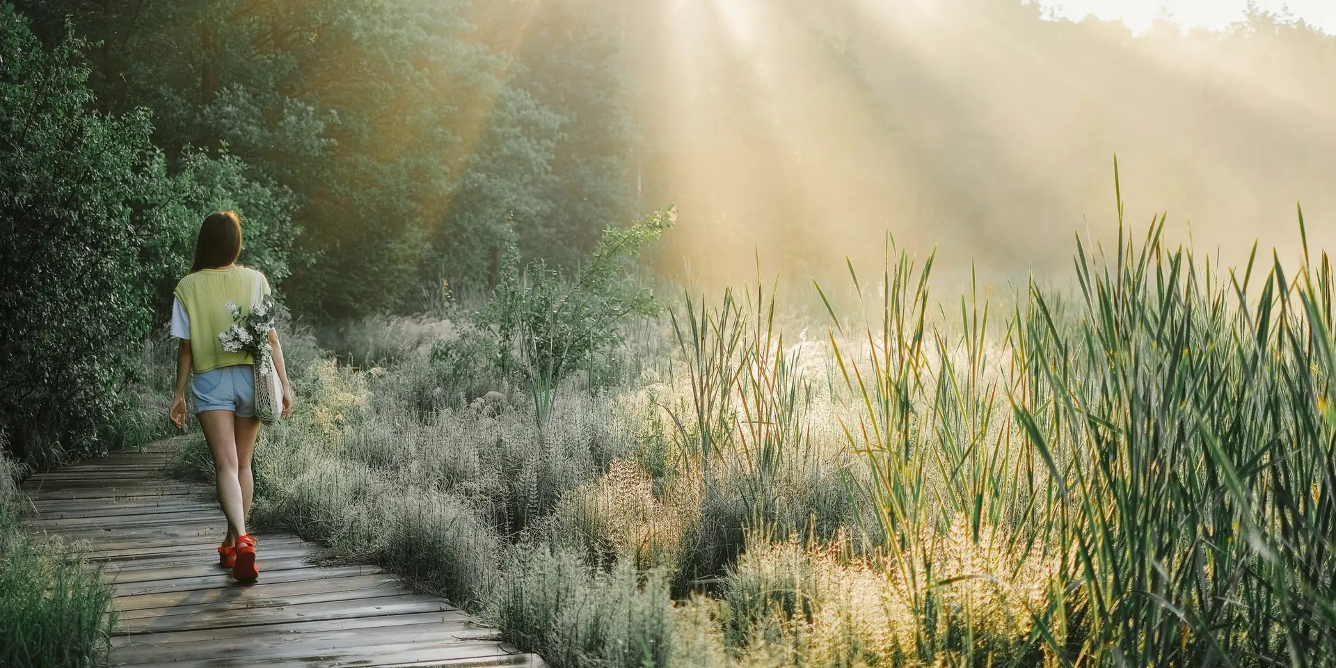 Femme qui marche d'un bon pas sur un chemin en pleine nature